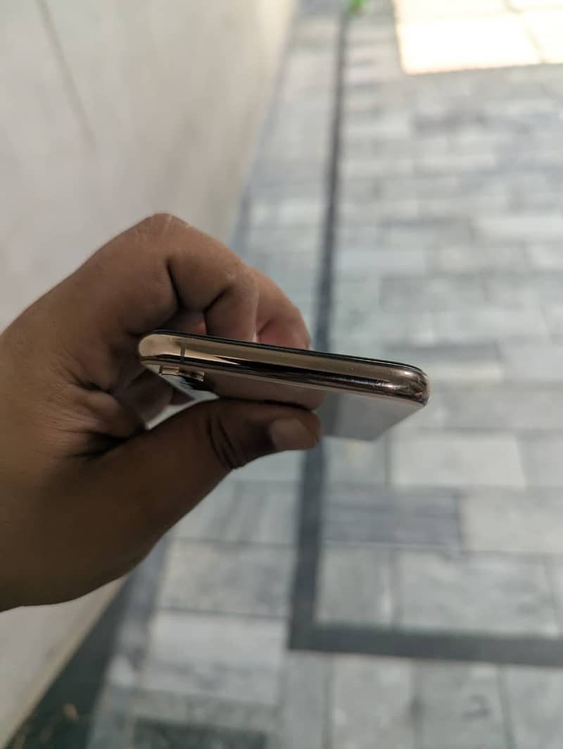 Apple iPhone XS 3