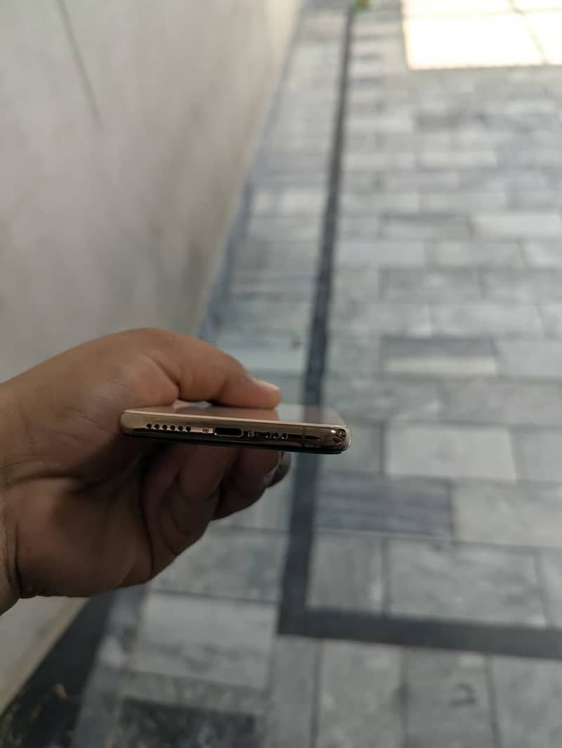 Apple iPhone XS 4