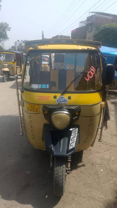 ROZGAR Rickshaw (8 seater 200cc)