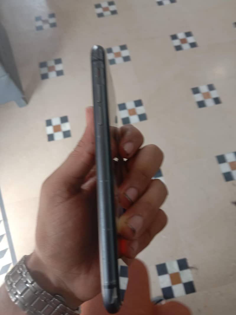 Apple iPhone 11 3