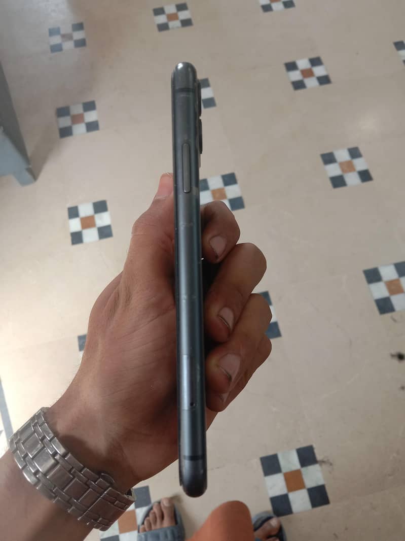 Apple iPhone 11 4