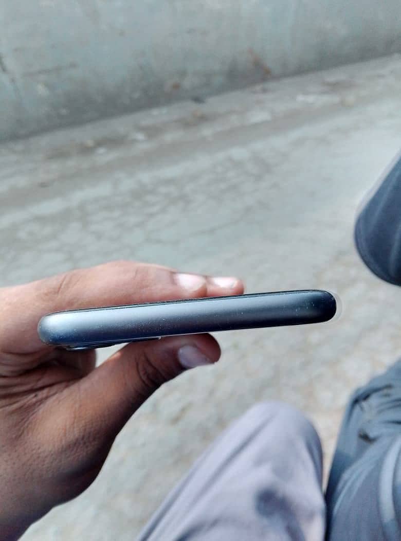 Apple iPhone 11 3