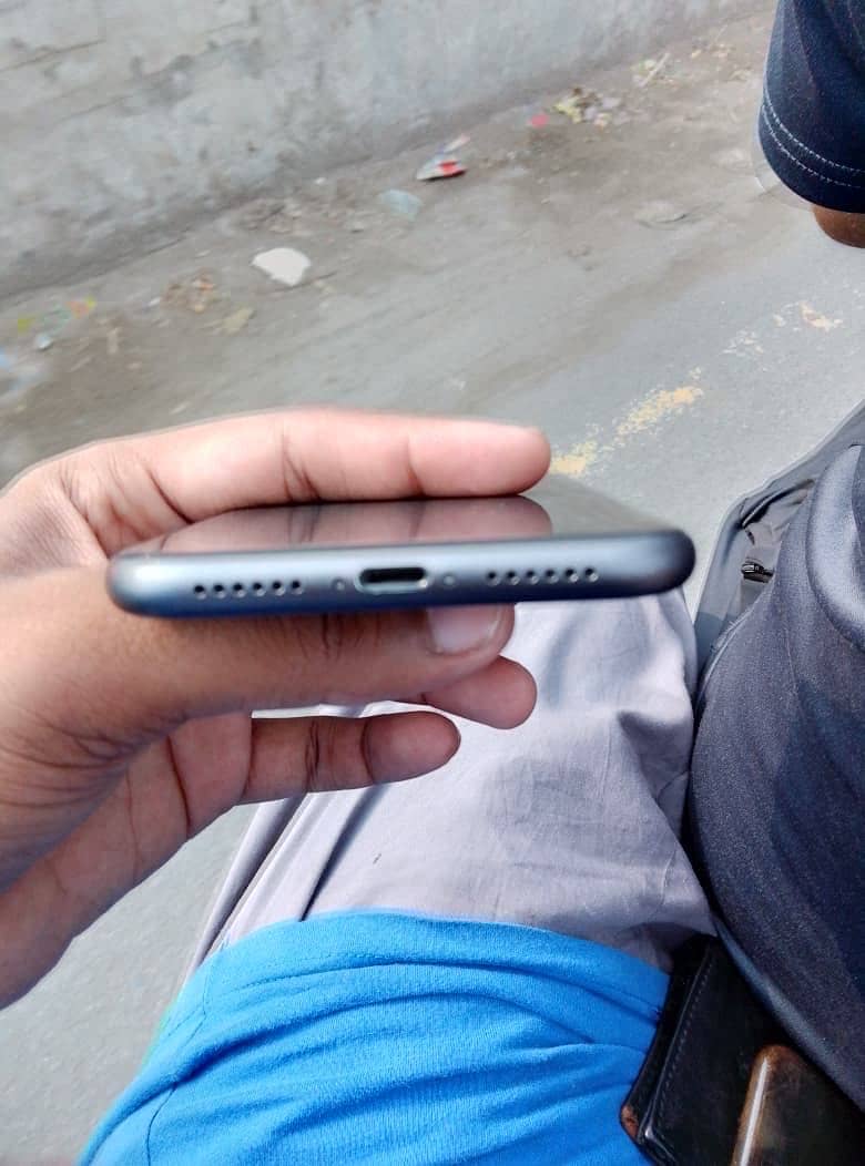 Apple iPhone 11 7