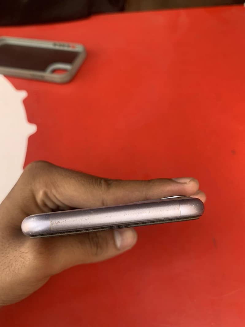 Apple iPhone 11 4