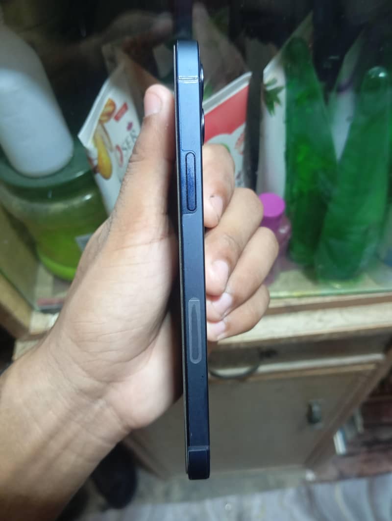 Apple iPhone 12 4