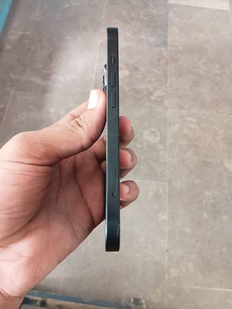 Apple iPhone 13 4
