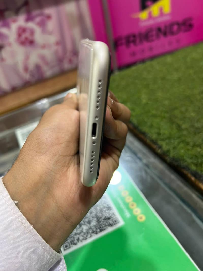 Apple iPhone 11 3