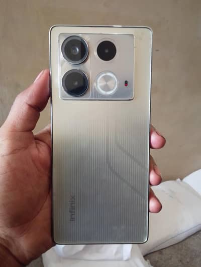 Infinix Note 40 argent for sale.