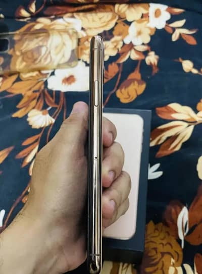 iPhone 11 Pro Max 10/10 | 70% Battery | One Hand Used | Box | 105K