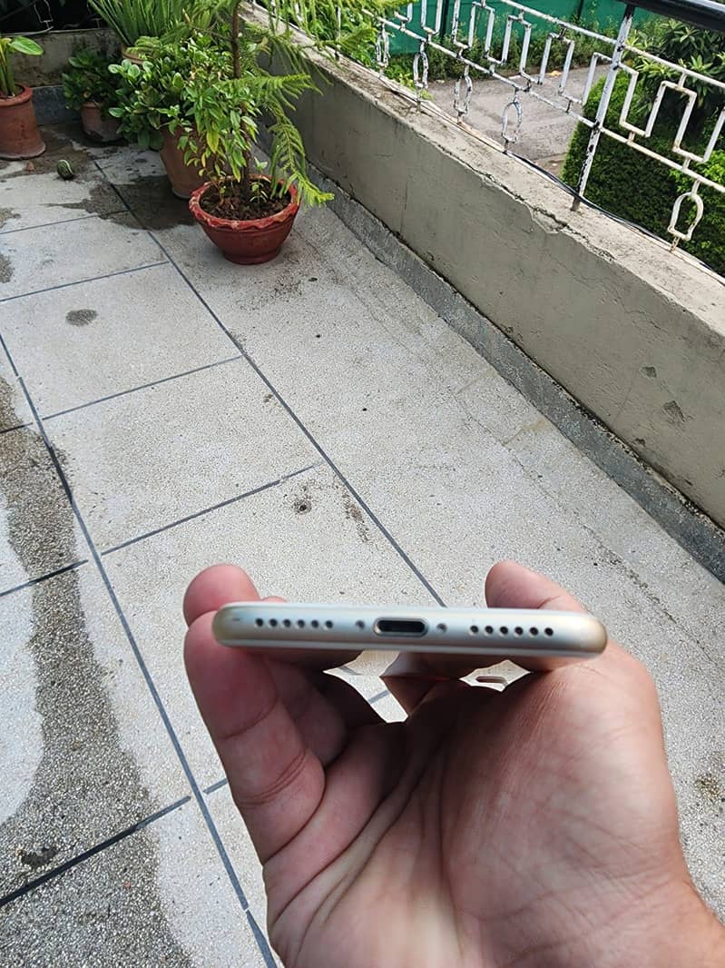 Apple iPhone 7 2