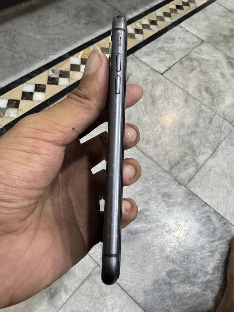 Apple iPhone 11 4