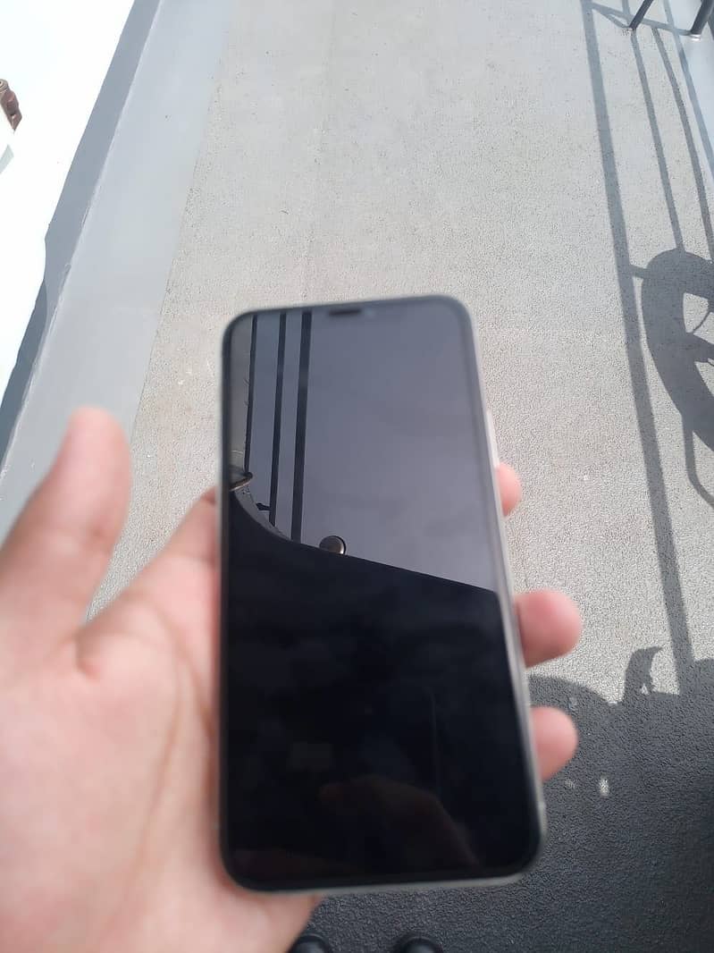 Apple iPhone 11 Pro 4