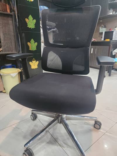 LIKE NEW EXECUTIVE CHAIR