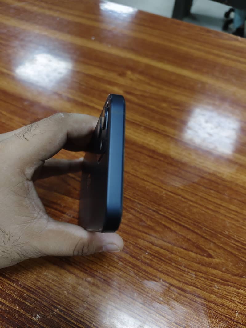 Apple iPhone 12 4