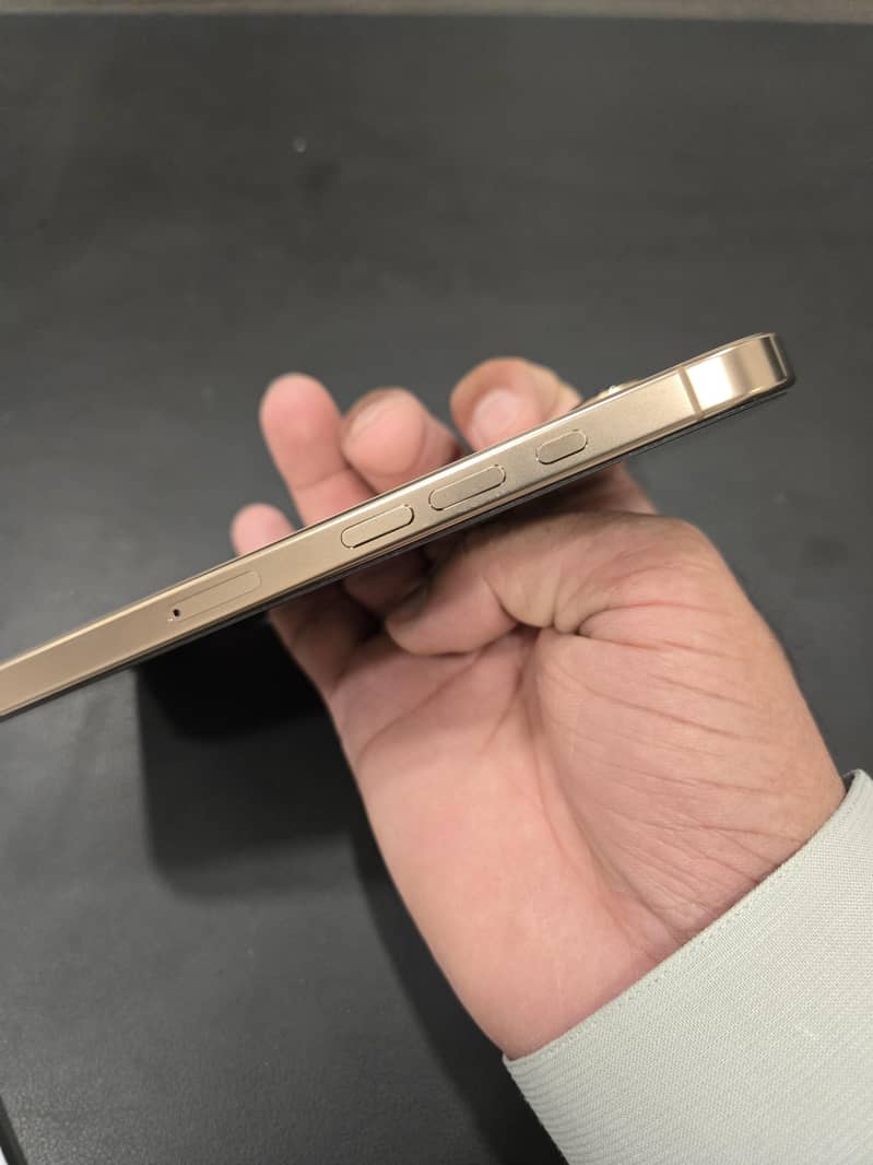 Apple iPhone 16 Pro 4