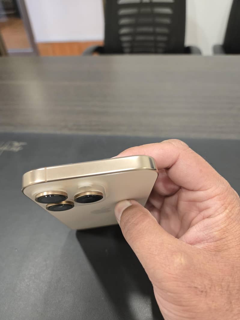 Apple iPhone 16 Pro 8