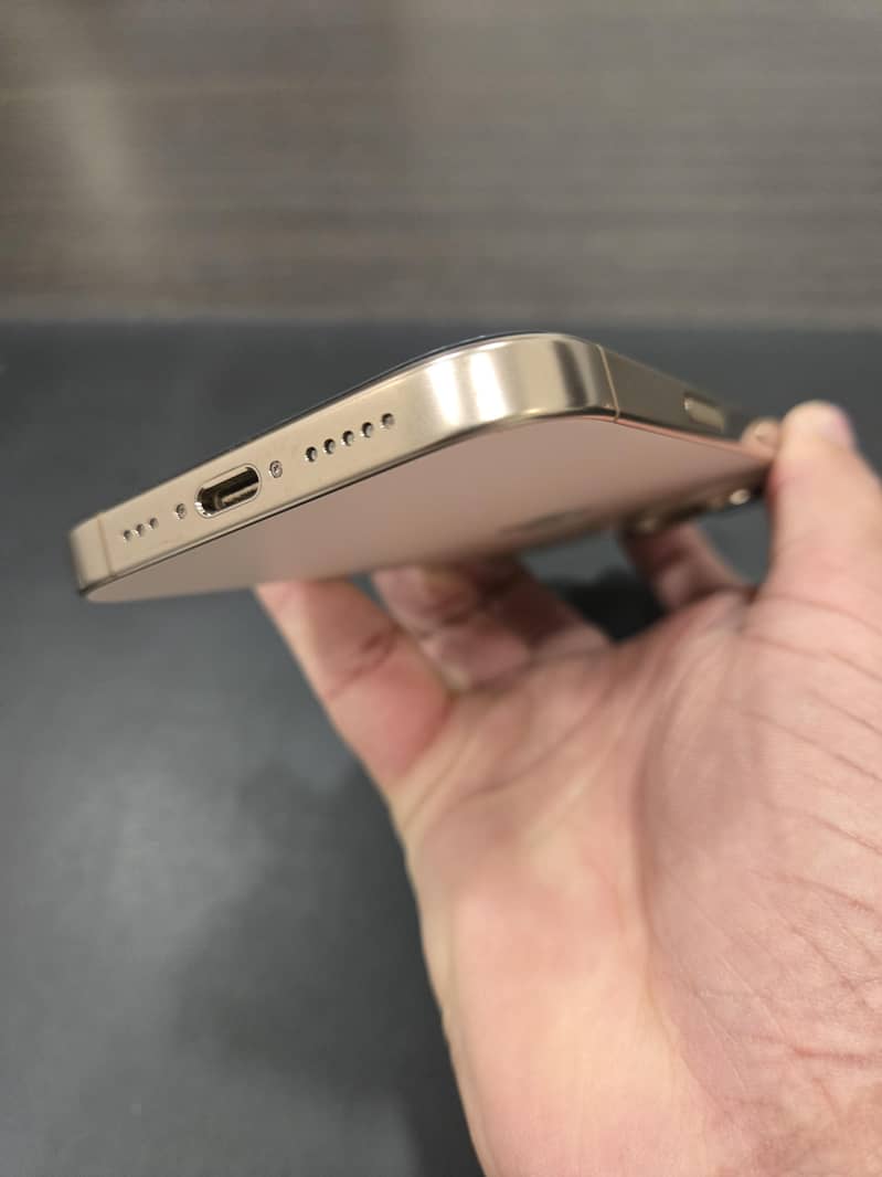 Apple iPhone 16 Pro 9