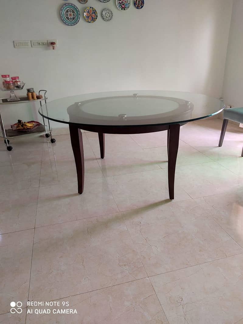 round dining table 0