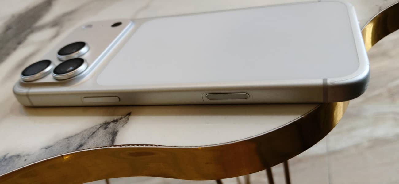 Apple iPhone 17 Pro Max 1