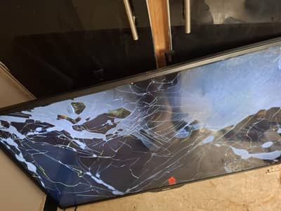 Samsung 42 inch Smart LCD TV ( Screen damaged)