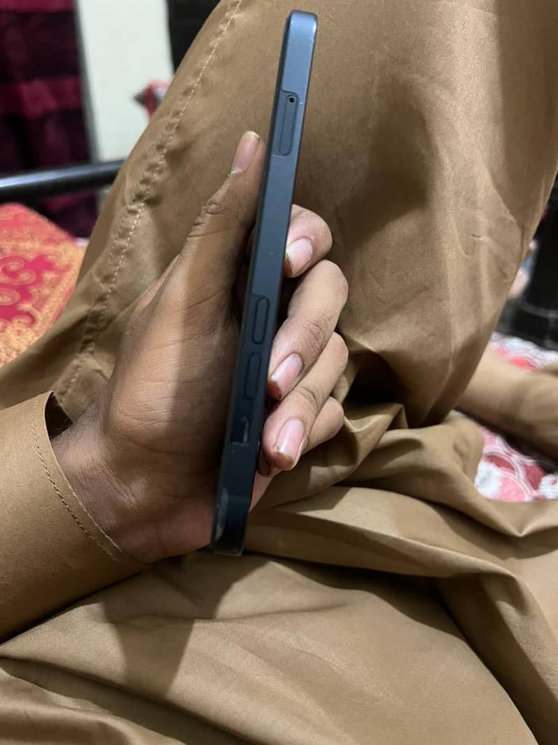 Apple iPhone 13 2