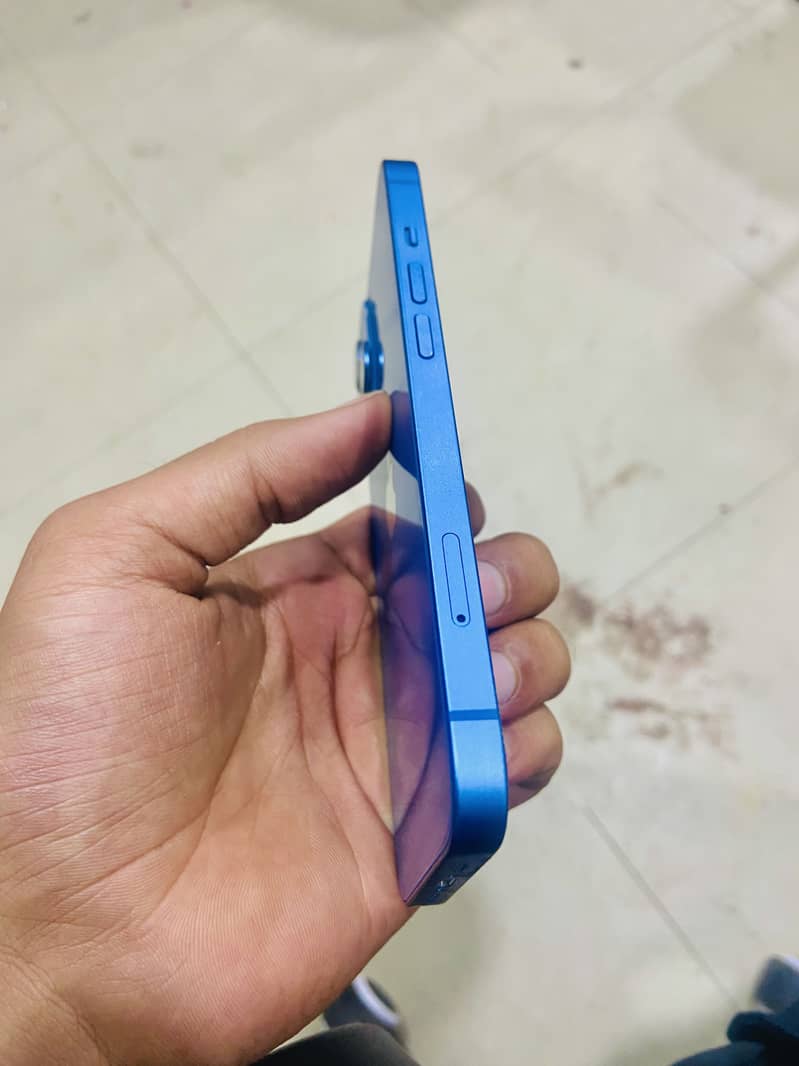 iPhone 13 4