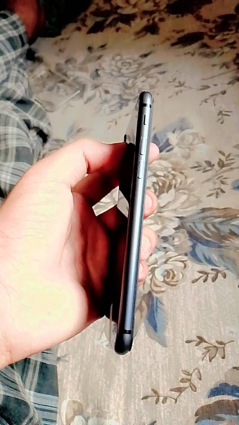 Apple iPhone 8 3