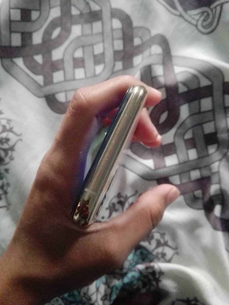 Apple iPhone 11 Pro 4