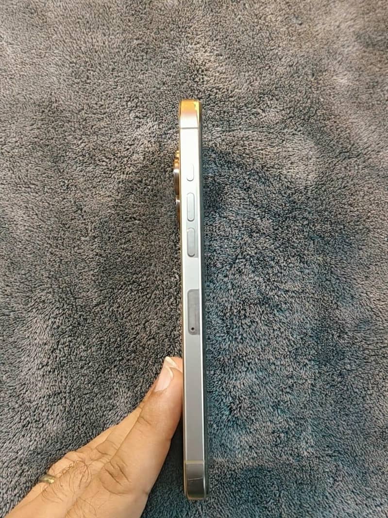 Apple iPhone 16 Pro Max 0
