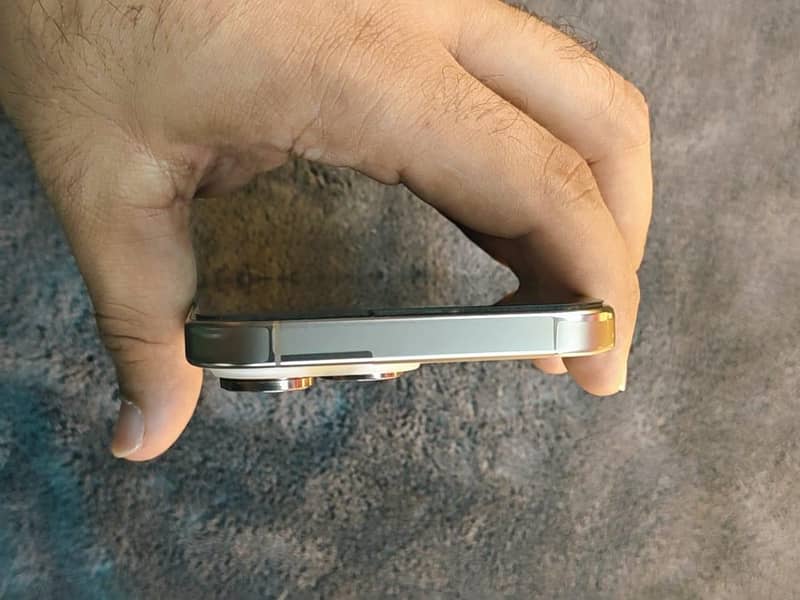 Apple iPhone 16 Pro Max 5