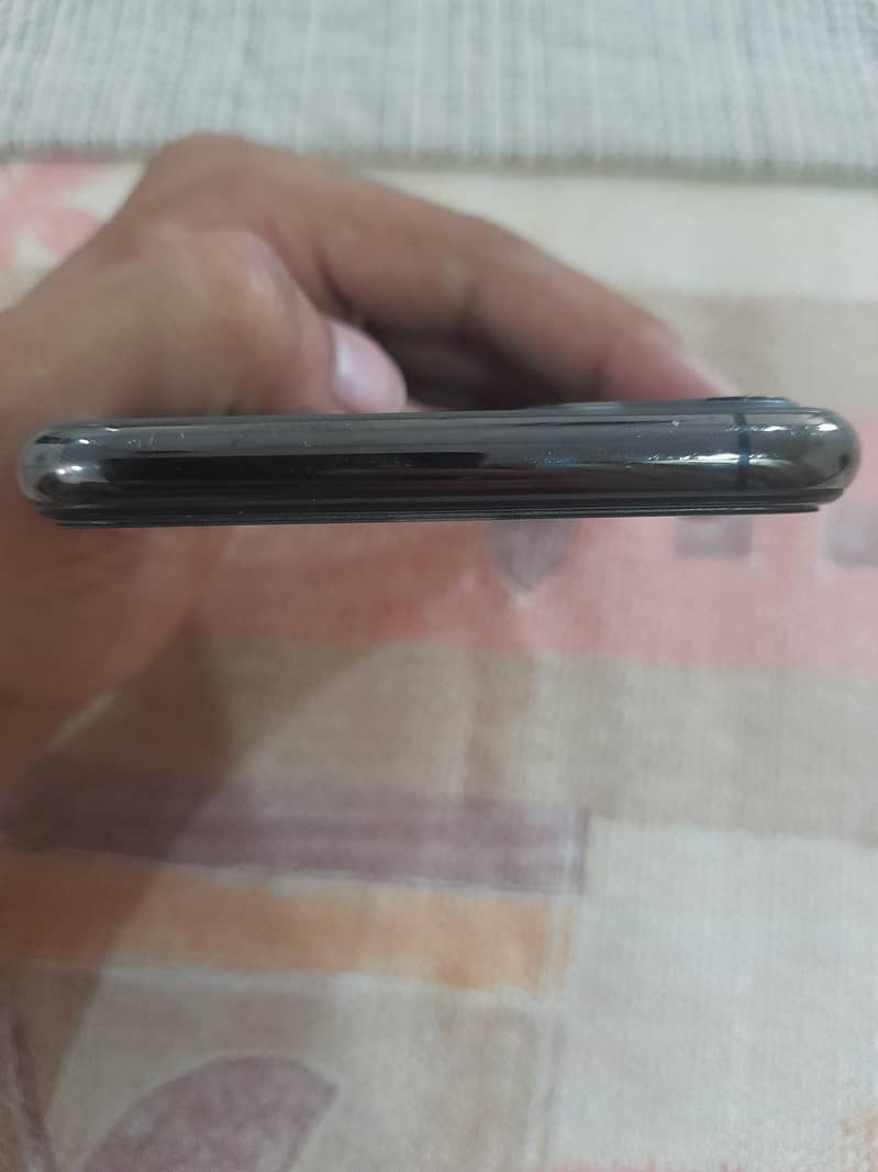 Apple iPhone 11 Pro Max 4