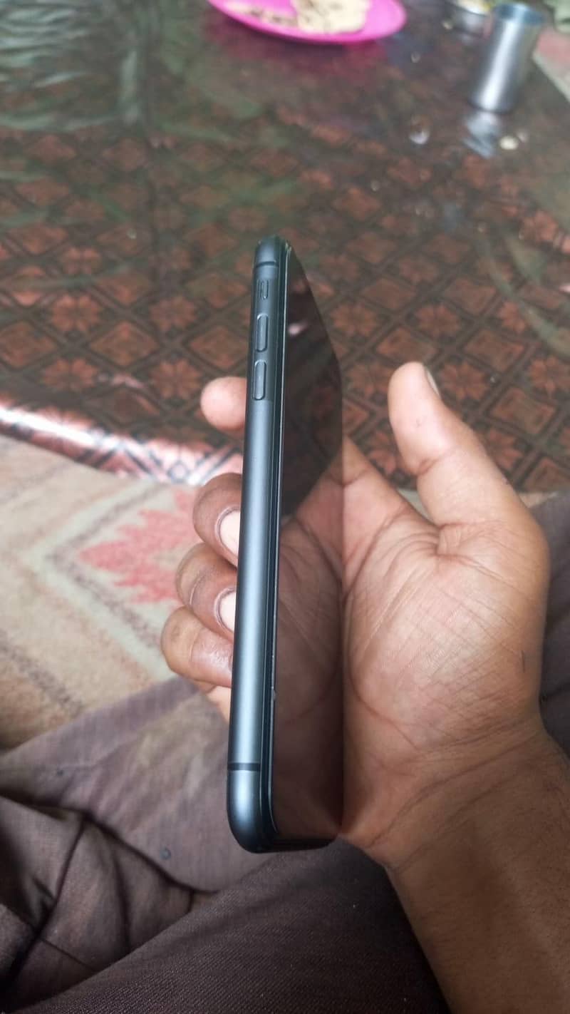Apple iPhone 11 4