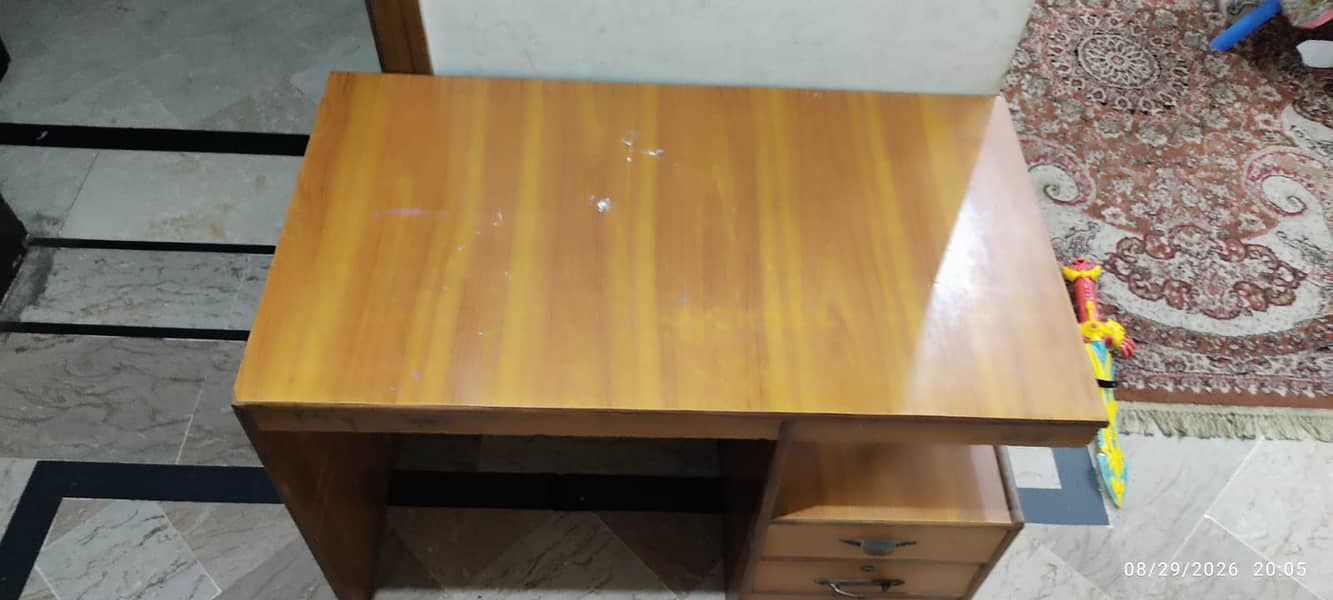Computer + Study Table – Good Condition 1