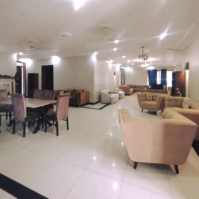 Don't Miss !!Gulshan Block 8 Corner 600 Yards Double Storey Bungalow For Sale