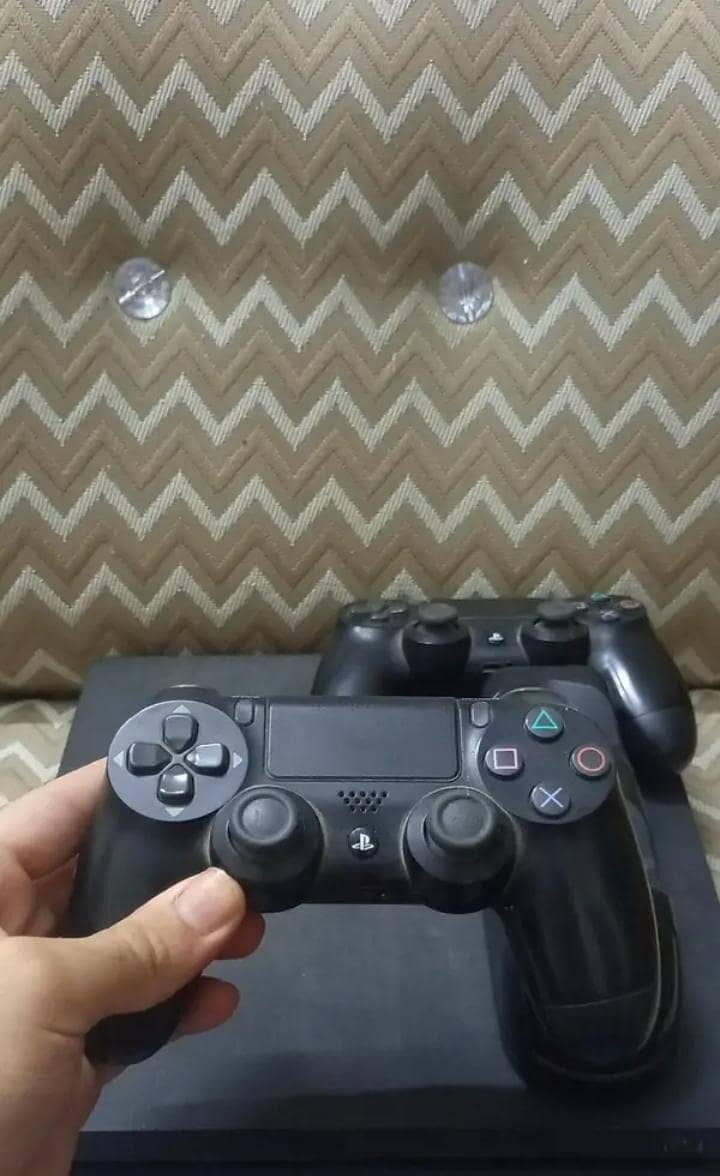 1tb PS4 slim | 2games 2original controller 1c  controller 2
