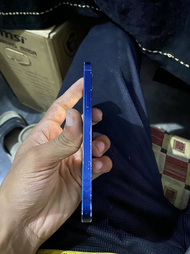 Apple iPhone 12 4