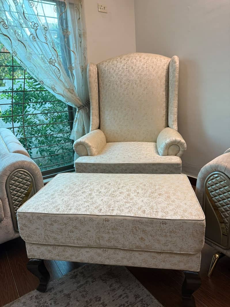 Single Sofa with Ottoman 3