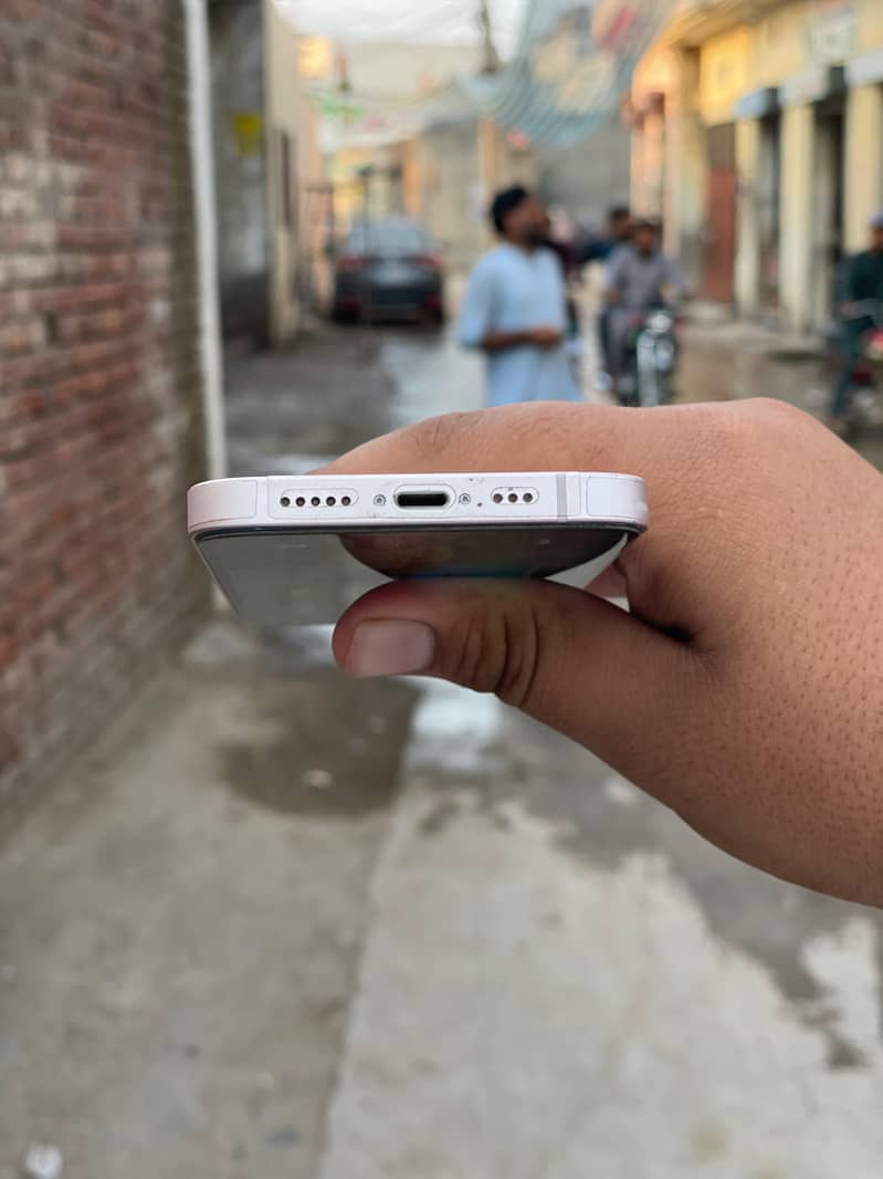 Apple iPhone 13 2