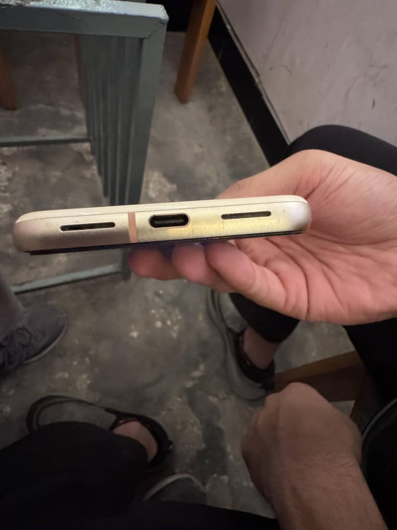 Google Pixel 8 4