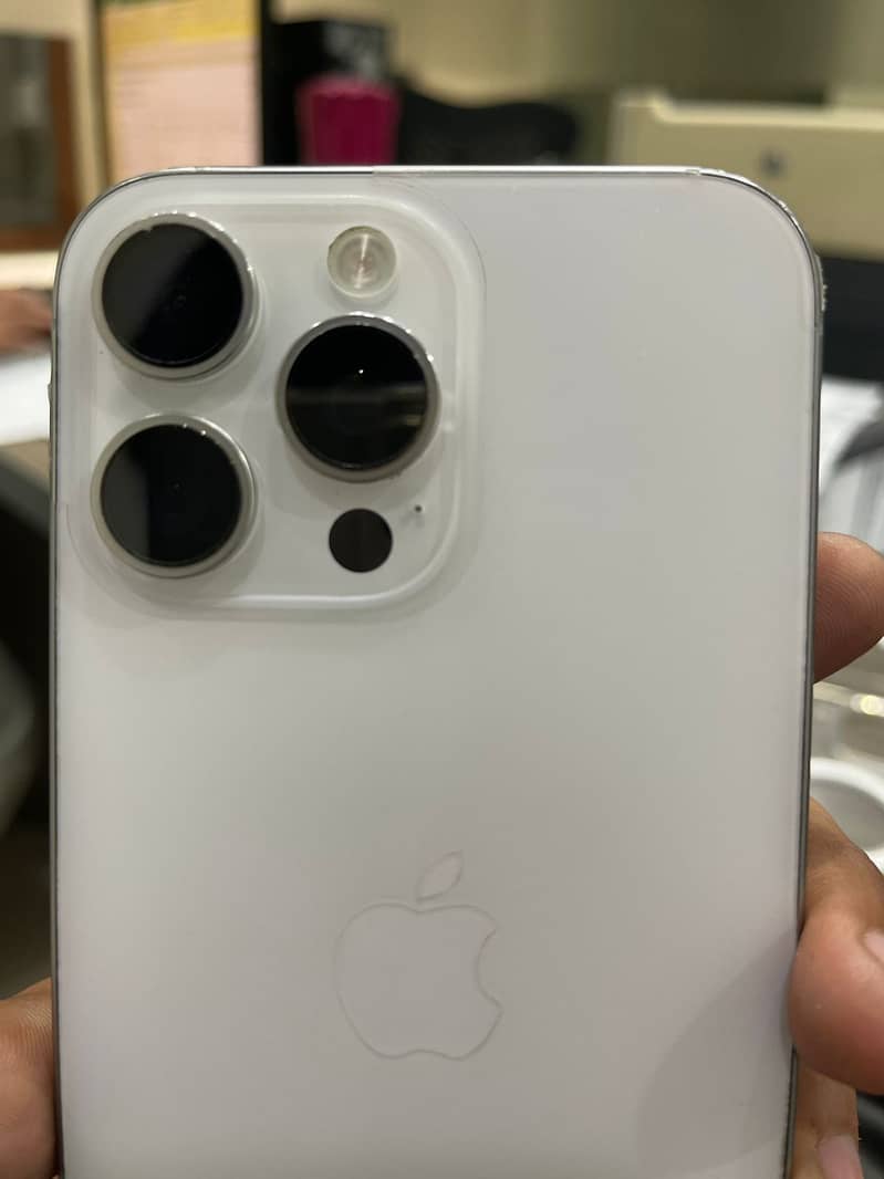 Apple iPhone 16 Pro Max 1