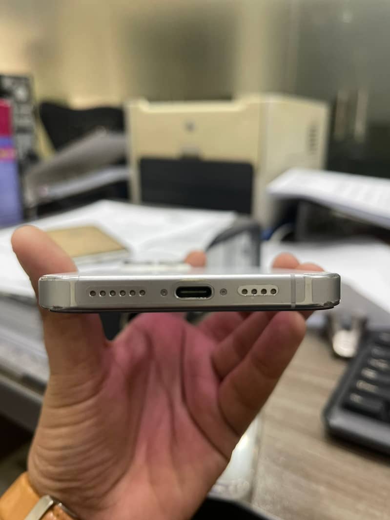 Apple iPhone 16 Pro Max 4