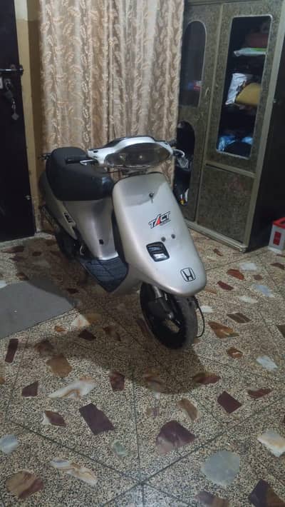 Honda dio 49 cc 2stock in liyaqatabad detail parhlen 03112984471