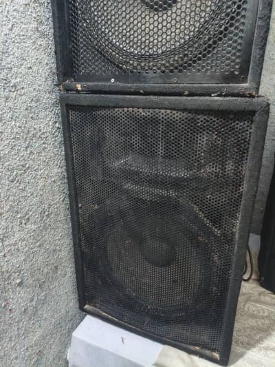 peavey mixer 800F aur speaker 15 inches dono dabbey alag alag hain