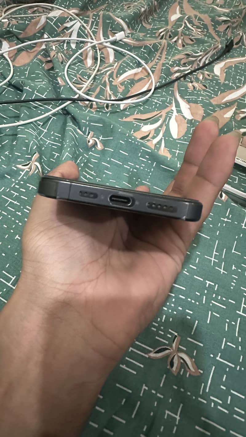 Apple iPhone 15 Pro 4