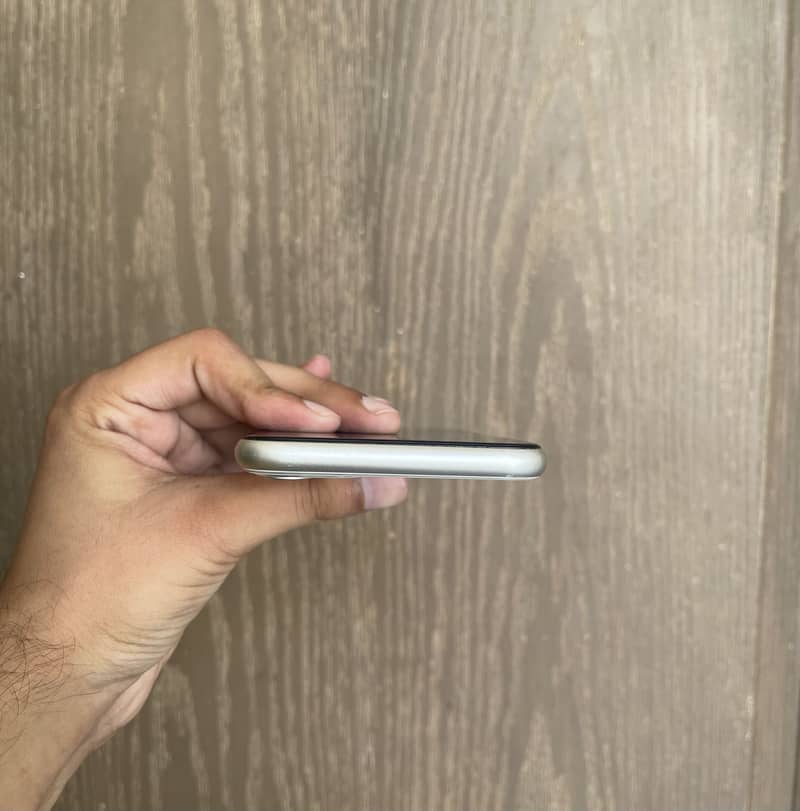 Apple iPhone 11 4