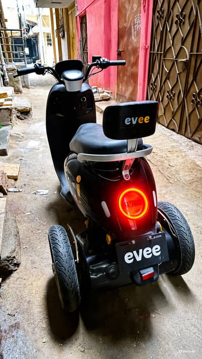 Ev Nisa tri wheeler