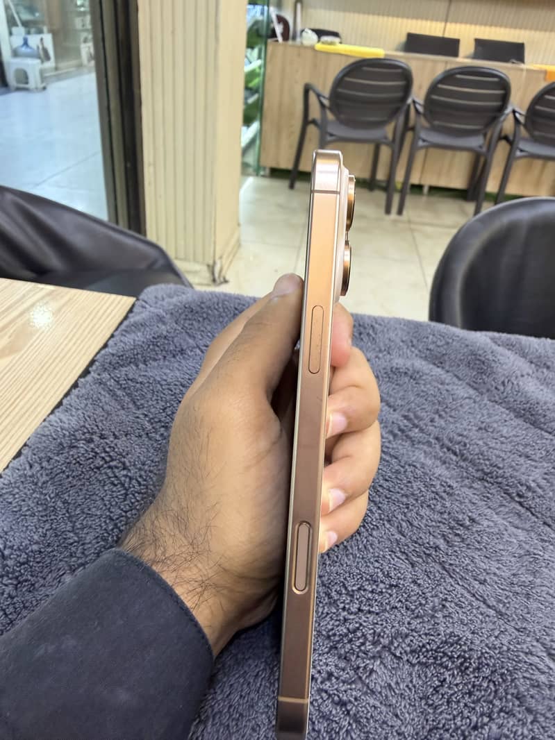 Apple iPhone 16 Pro Max 4
