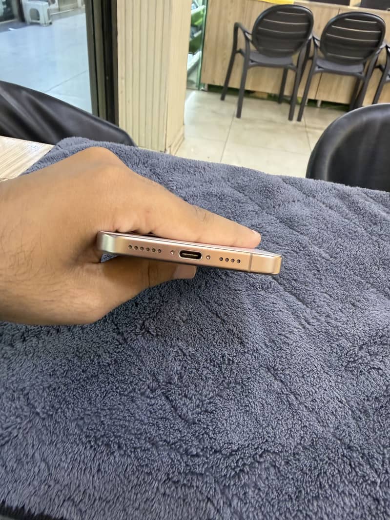 Apple iPhone 16 Pro Max 6