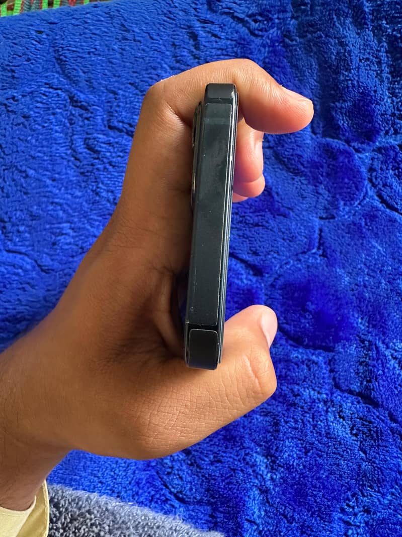 Apple iPhone 13 4