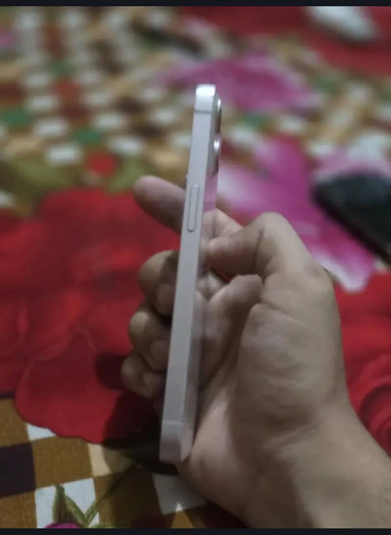 Apple iPhone 13 4